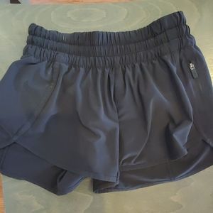 Lululemon black color shorts 4"